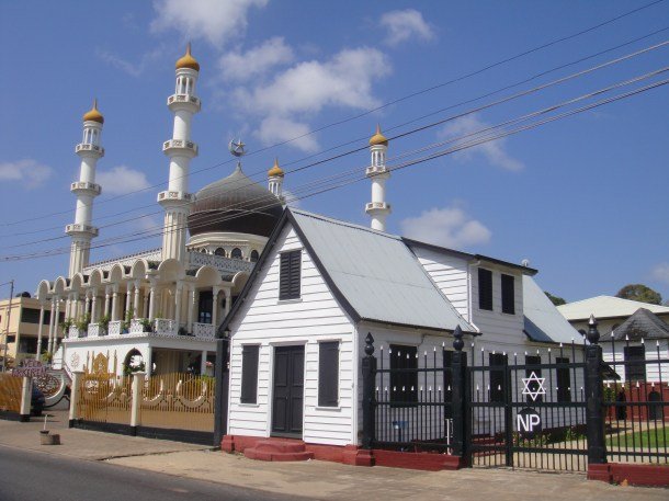 suriname-paramaribo (17) Mosque and Synagogue right next to each other in Paramaribo, Suriname