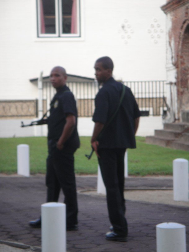 suriname-paramaribo (27) Guards at Ministry of Defense